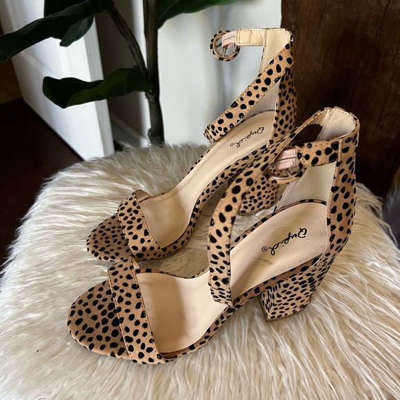 Cheetah Print spotted Heels. Size 8.5. - Picture 2 of 4